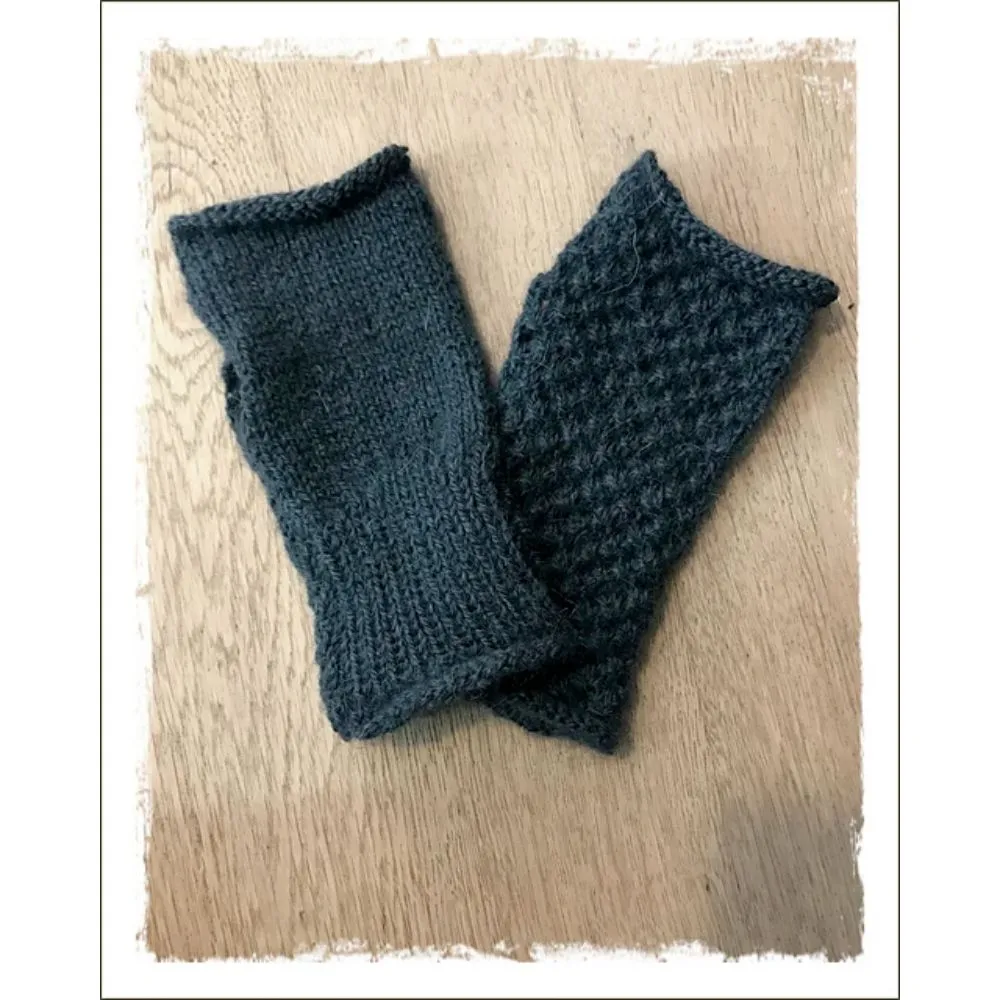 Briar Mitts Knitting Pattern - 8ply