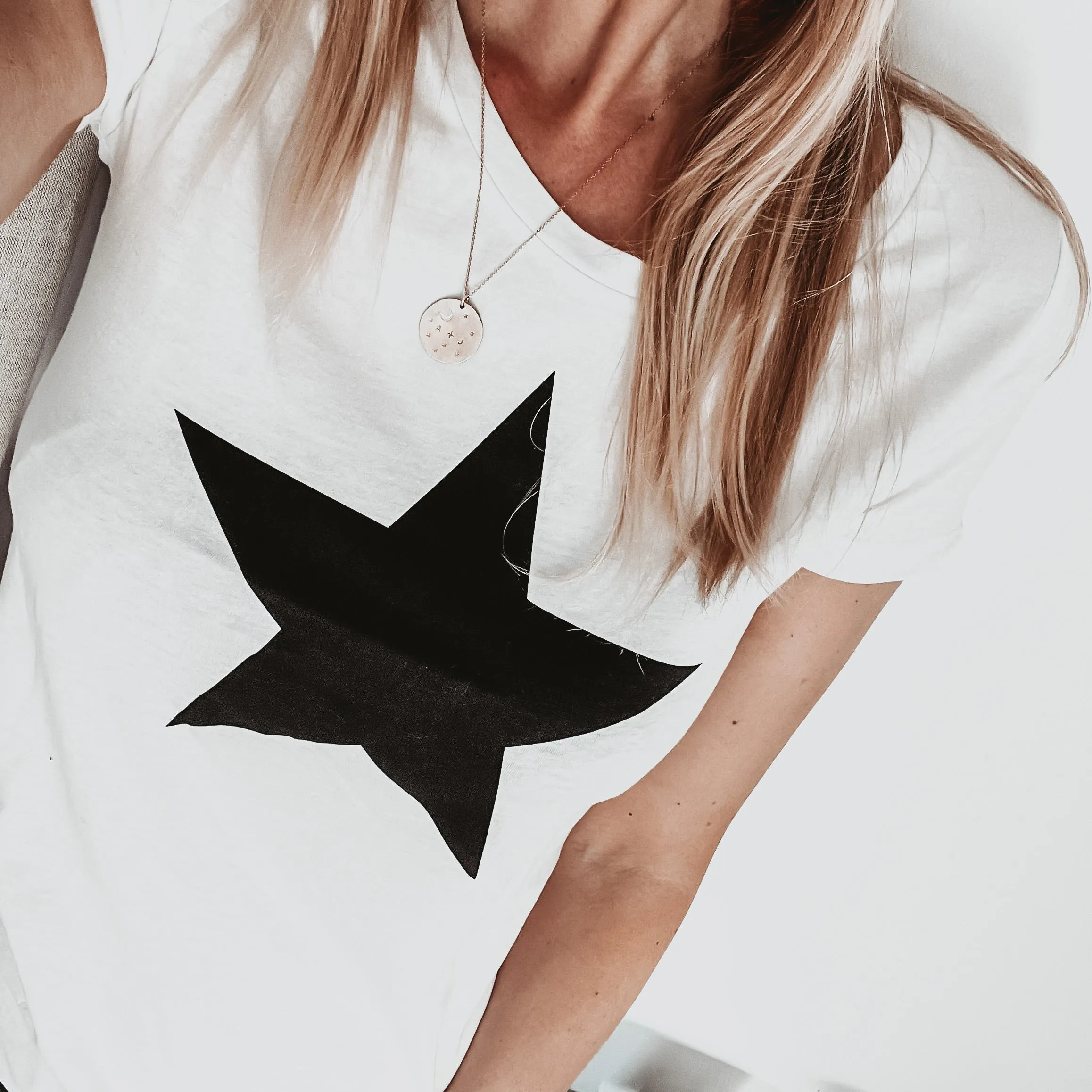 White tee with black star 🖤 *fitted style*